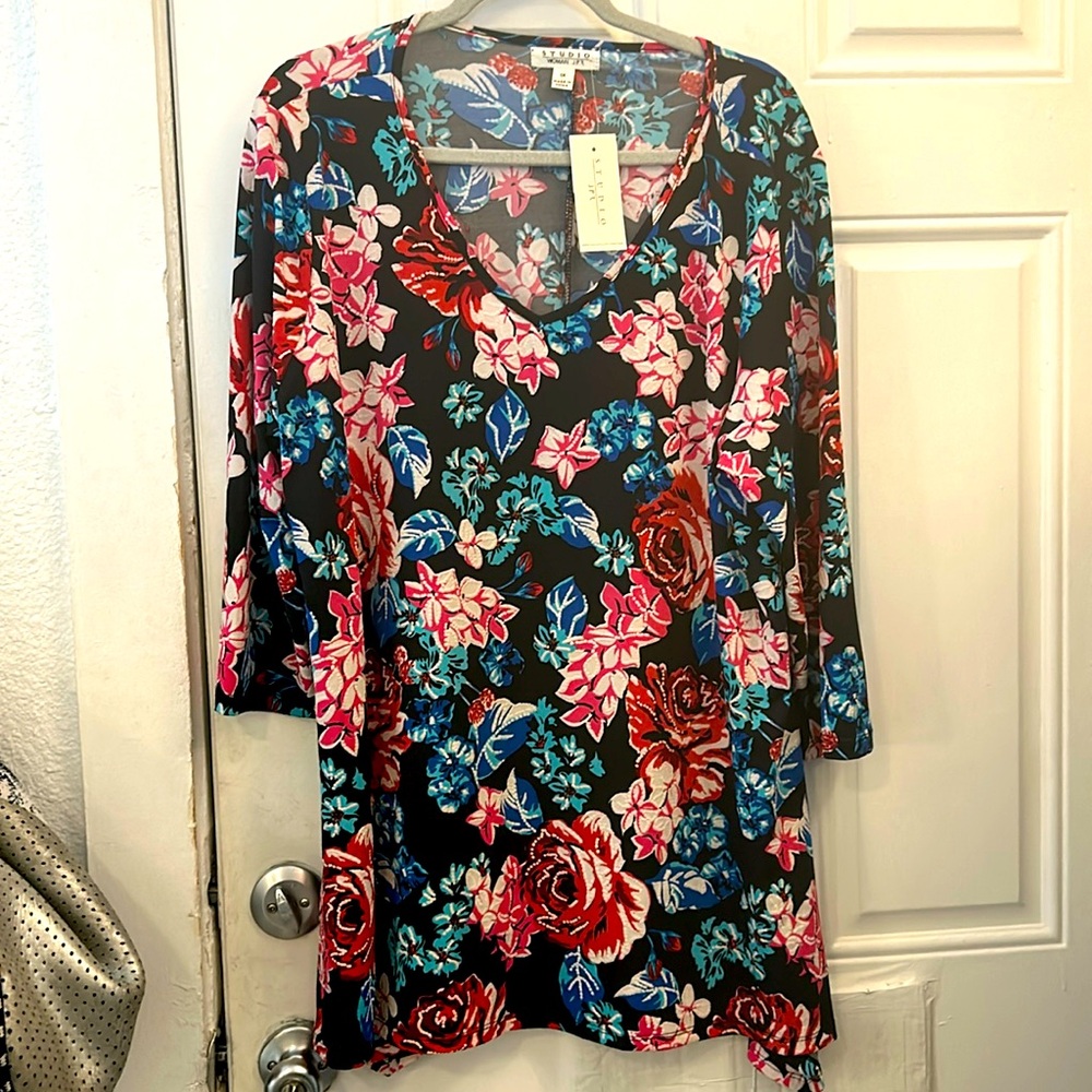 STUDIO V-Neck Top / NWT